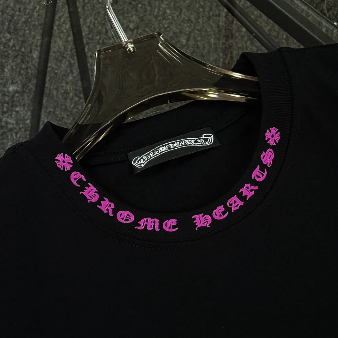 P170 Chrome Hearts Chrome Hearts 25 high version. The fabric is made of 300 grams of high-density pure cotton. It does not deform or shrink. It has three complete labels. It is the same style for men and women. Technology: thick silicone printing. Color: three colors. SIZE: S-XL.